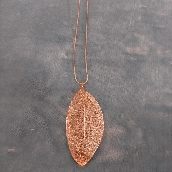 Gorgeous Rose Gold Leaf Necklace - Picture 2 of 2